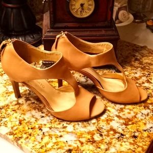 💝 Franco Sarto 7.5 beige zip up heel sandal